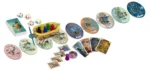 Jeu de société avec plateaux colorés, cartes et pions zodiacaux