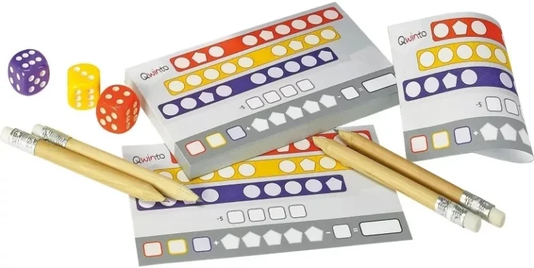 Jeu Quarto avec dés colorés et crayons