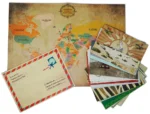 Carte du monde vintage avec enveloppe et cartes postales voyage