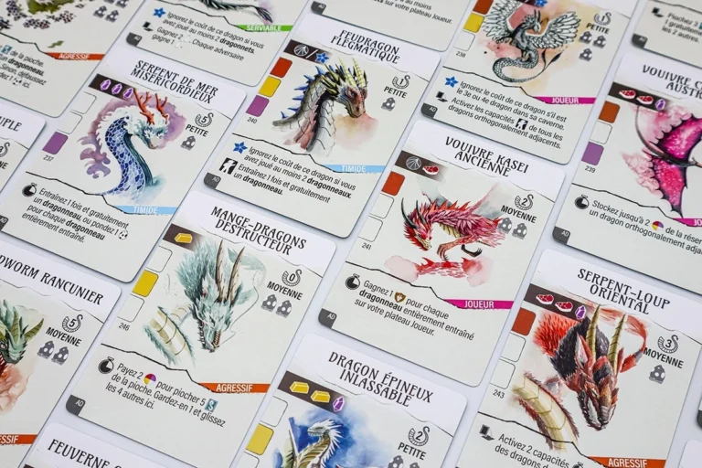 Cartes de jeu illustrées avec des dragons fantastiques
