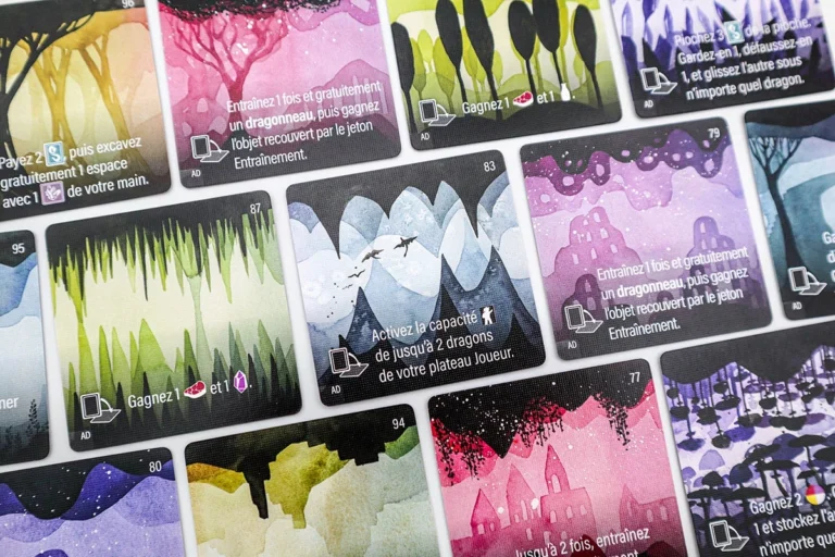 Cartes colorées illustrées d’un jeu de société fantastique