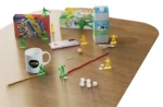 Figurines colorées et dés sur une table en bois