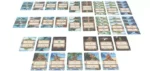 Cartes de jeu disposées sur une table blanche