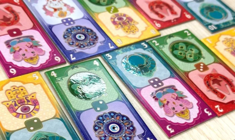Cartes de jeu colorées avec numéros et illustrations décoratives