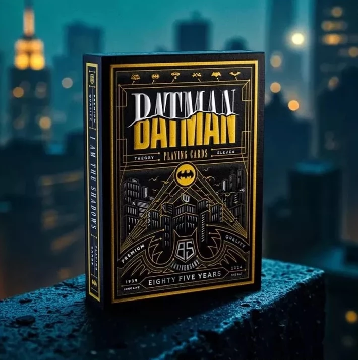 Boîte de cartes Batman sur un toit nocturne