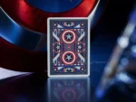 Carte Captain America devant son bouclier