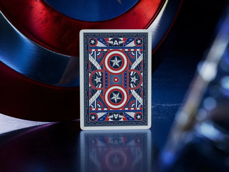 Carte Captain America devant son bouclier