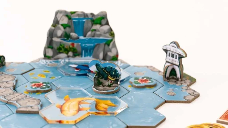 Jeu de plateau avec tuiles hexagonales, tortue figurine et cascade