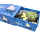 Boîte de jeu de société All Lords avec jetons et cartes colorées