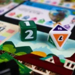 Dés de jeu de société colorés sur plateau illustré