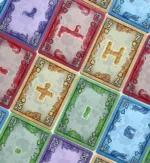 Cartes de jeu colorées avec bordures ornementales et symboles
