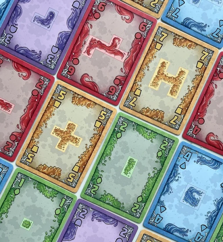 Cartes de jeu colorées avec bordures ornementales et symboles