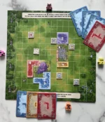 Plateau de jeu de stratégie avec tuiles colorées et cartes