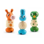 Trois jouets empilables en bois colorés : lapin, oiseau, giraffe
