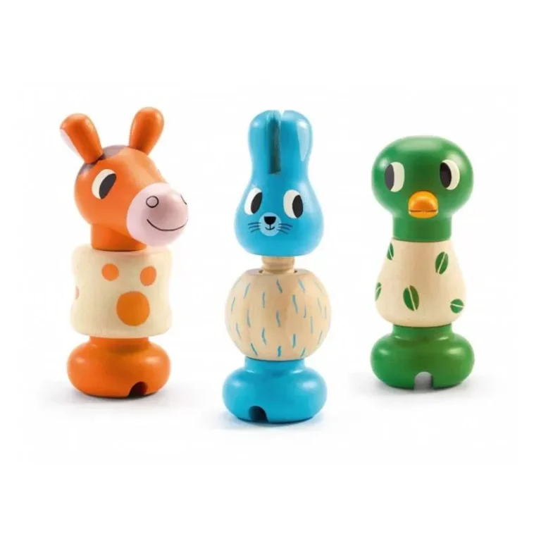 Trois jouets empilables en bois colorés : lapin, oiseau, giraffe