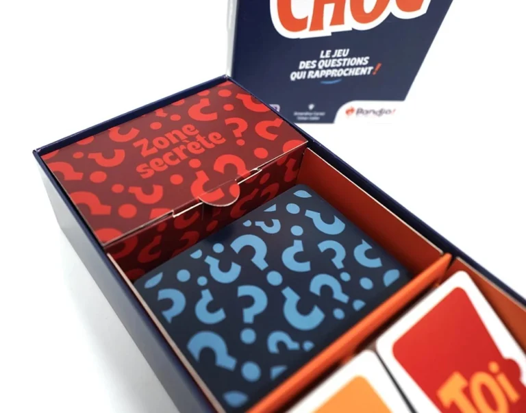 Boîte de jeu Chaos avec cartes à questions colorées