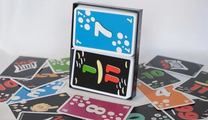 Jeu de cartes colorées avec illustration de flèche et symboles