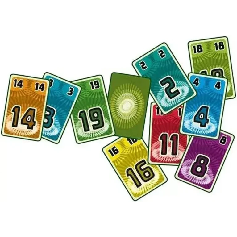 Cartes de jeu numérotées multicolores étalées