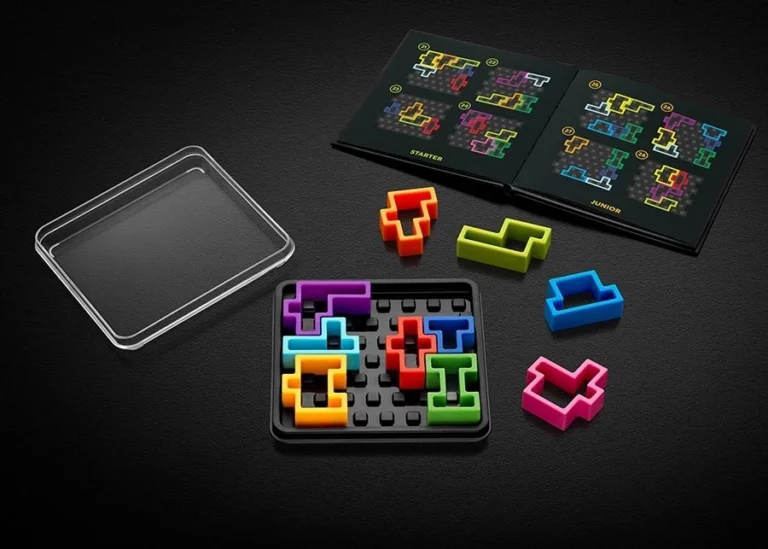 Jeu de puzzle Tetris avec pièces colorées et plateau de jeu