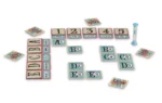 Jeu de société Codenames avec cartes, jetons et sablier