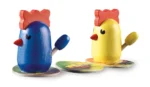 Deux jouets poules colorées bleue et jaune avec crête rouge