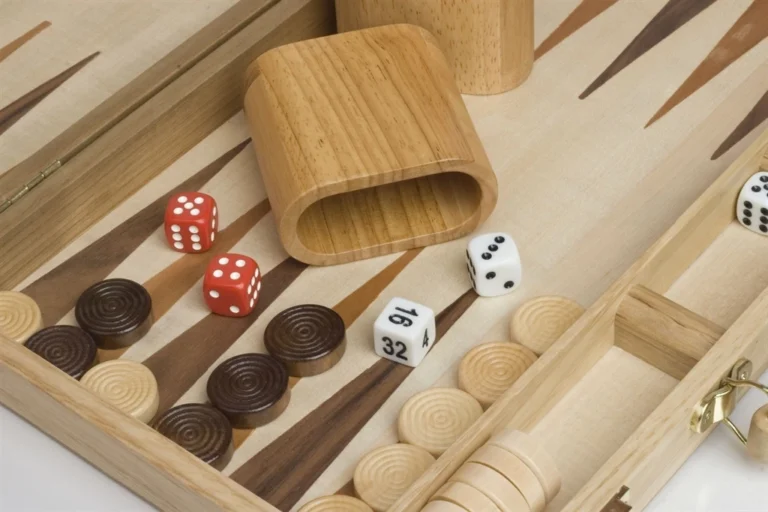 Jeu de backgammon en bois avec pions et dés colorés