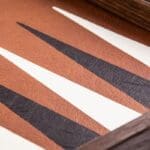 Échantillons de cuir marron, noir et blanc empilés