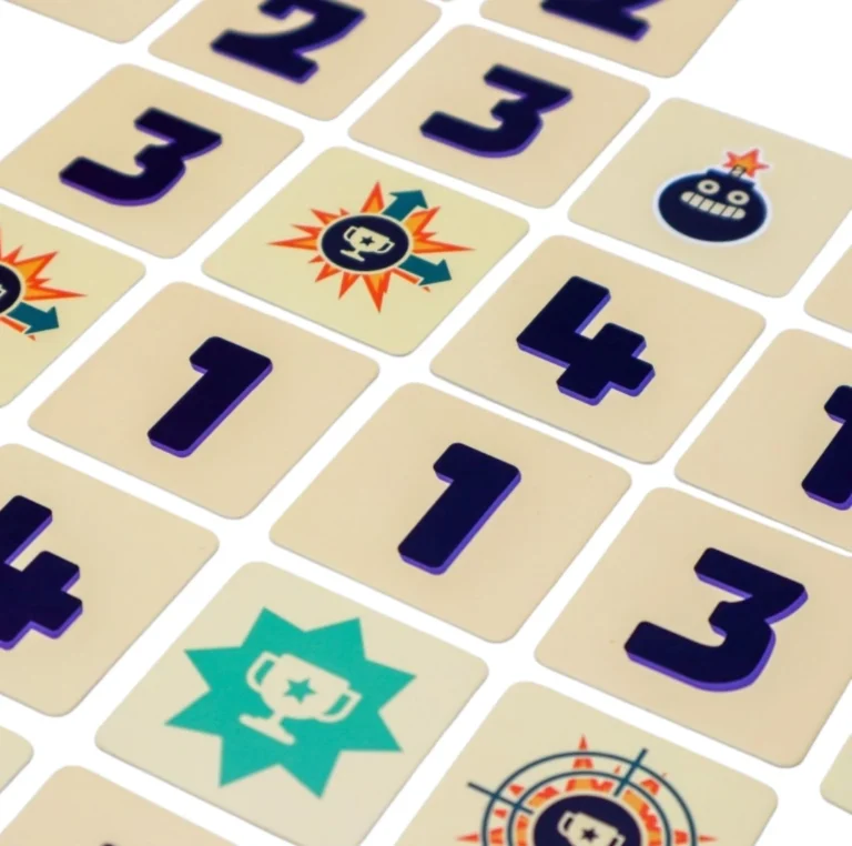 Cartes de jeu numérotées avec icônes colorées