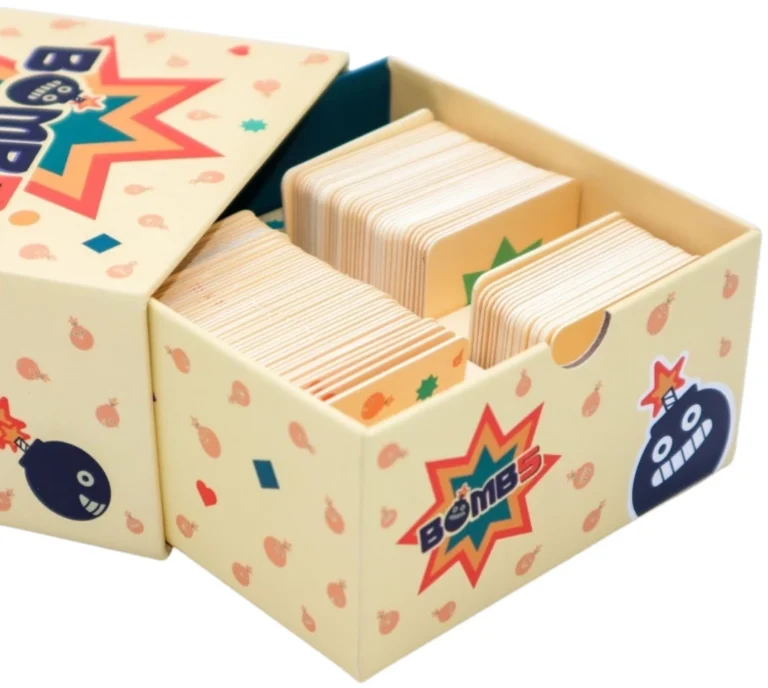 Boîte de jeu Bombs remplie de cartes