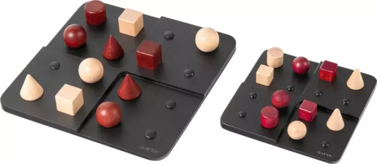 Deux plateaux noirs avec formes géométriques rouges et beiges
