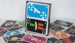 Jeu de cartes colorées avec illustration de flèche et symboles