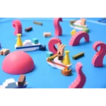 Illustration 3D colorée avec bateau, formes roses et pions jaunes