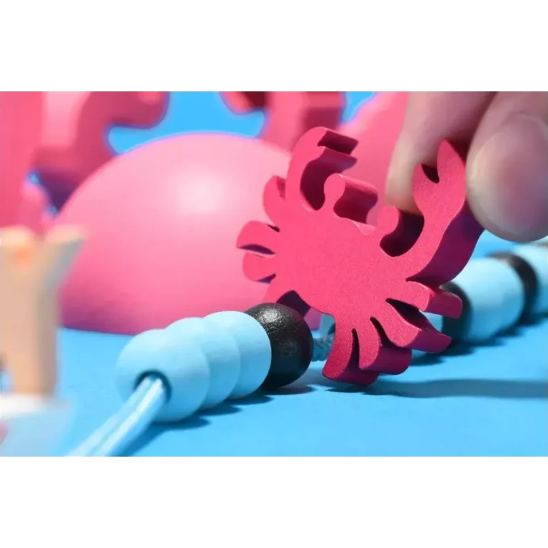 Figurines colorées rose et bleu sur surface colorée