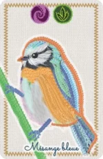 Mésange bleue brodée colorée sur fond blanc textile